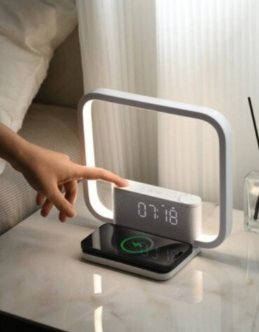 LED stolní lampička, budík CRANE s Qi bezdrátovým nabíjením 10W