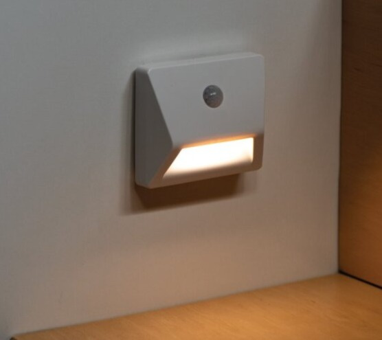 LED orientační schodišťové svítidlo IRS 0,3W na 3xAAA baterie, s PIR senzorem pochybu IP54