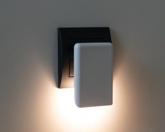 ORISA LED černé orientační světýlko do zásuvky - ploché