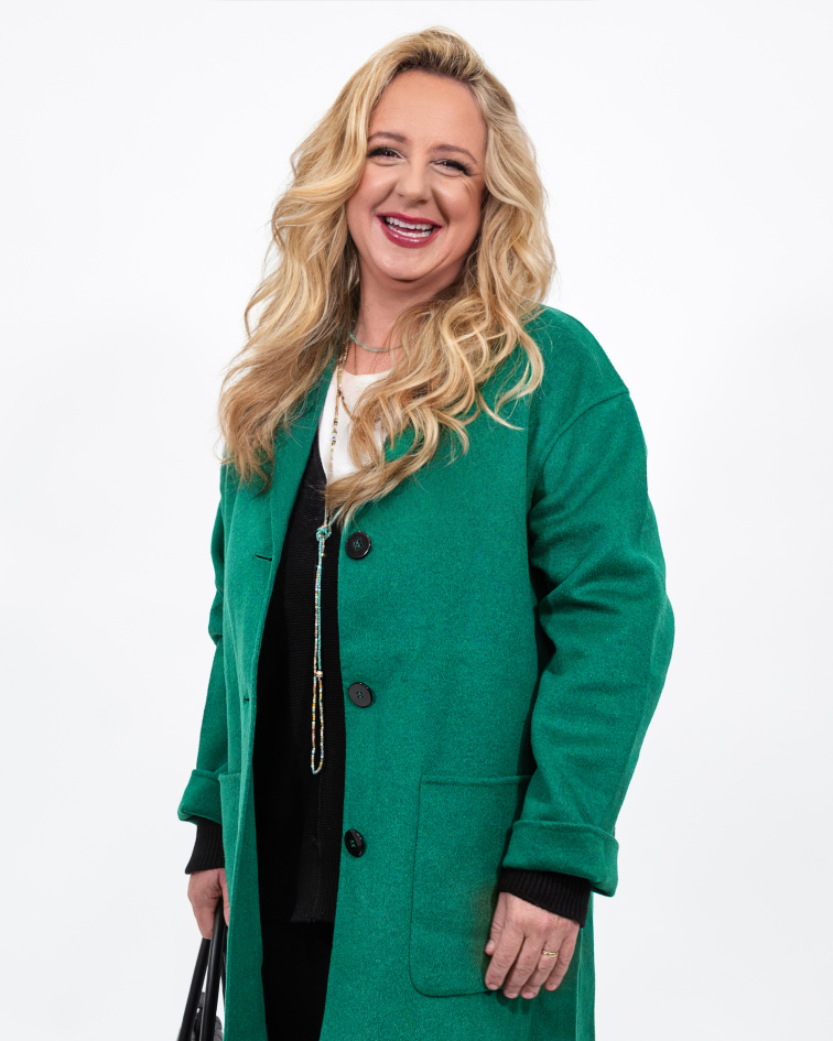 ✨ Proměna paní Martiny – když světlejší blond rozzáří zimní typ ✨