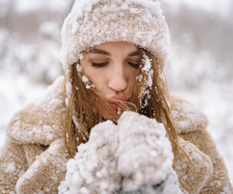 Suchá pleť v zime? Možno robíš tieto 3 chyby v zimnej skincare!