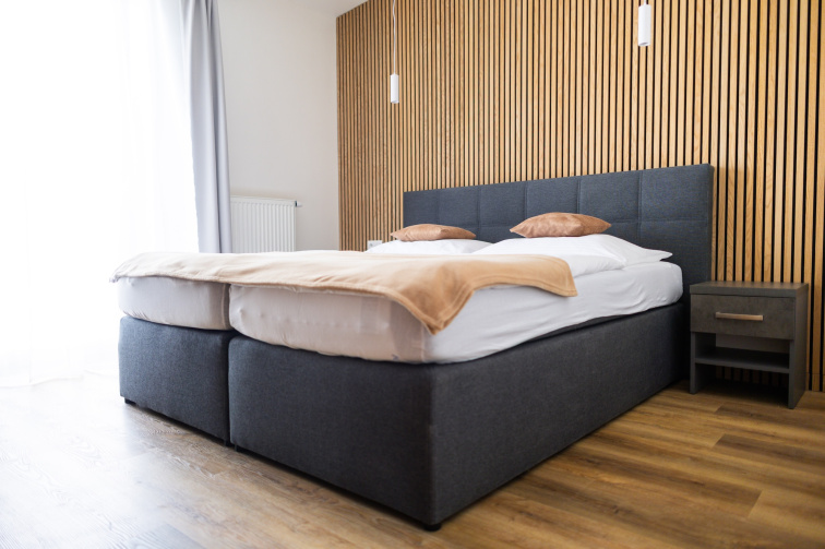 Vyzkoušejte si postel před nákupem: 6 míst, kde si naši postel zamilovali hosté i majitelé