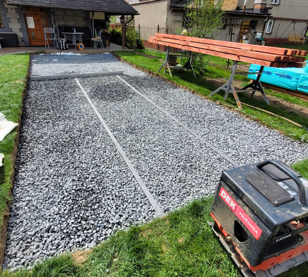 Jak připravit terén pro bazén: Betonová deska vs. štěrkové lože s izolací.