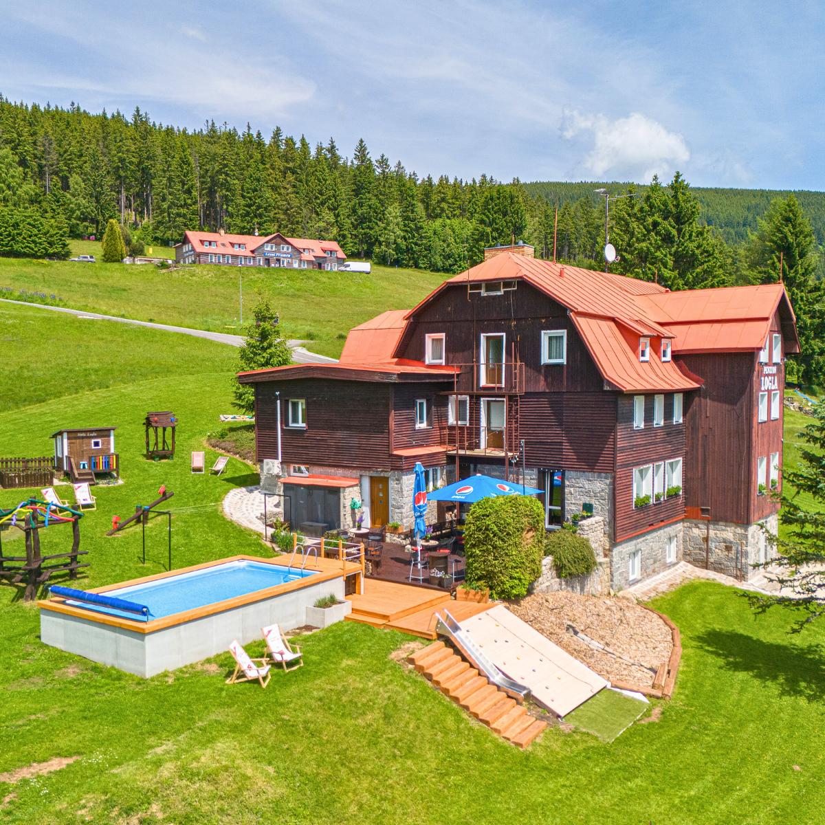 Dva typy bazénů, dvě odlišné filozofie: AZURO vs. Technypools