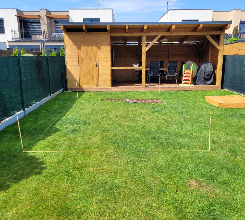 Jak připravit terén pro bazén: Betonová deska vs. štěrkové lože s izolací.