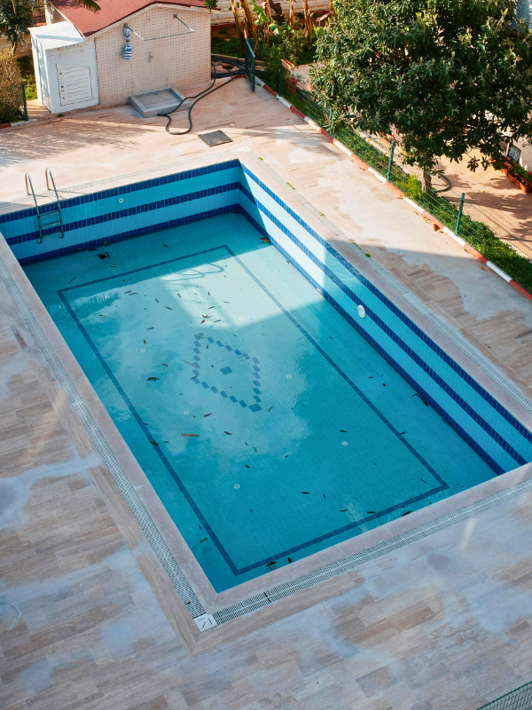 Skimmerový vs. přelivový bazén: který se hodí na vaši zahradu?