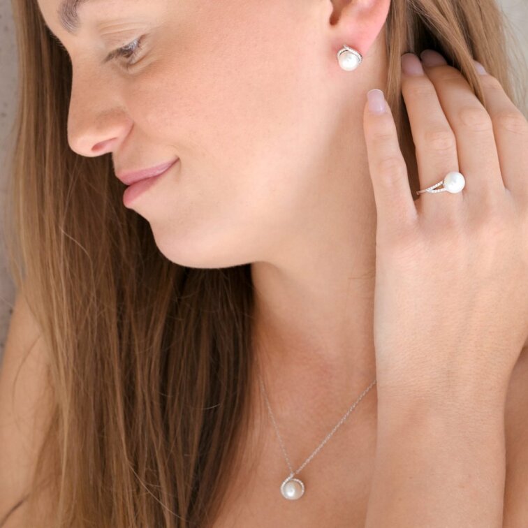 Stříbrné náušnice pecky s bílou říční perlou a zirkony 21116.1