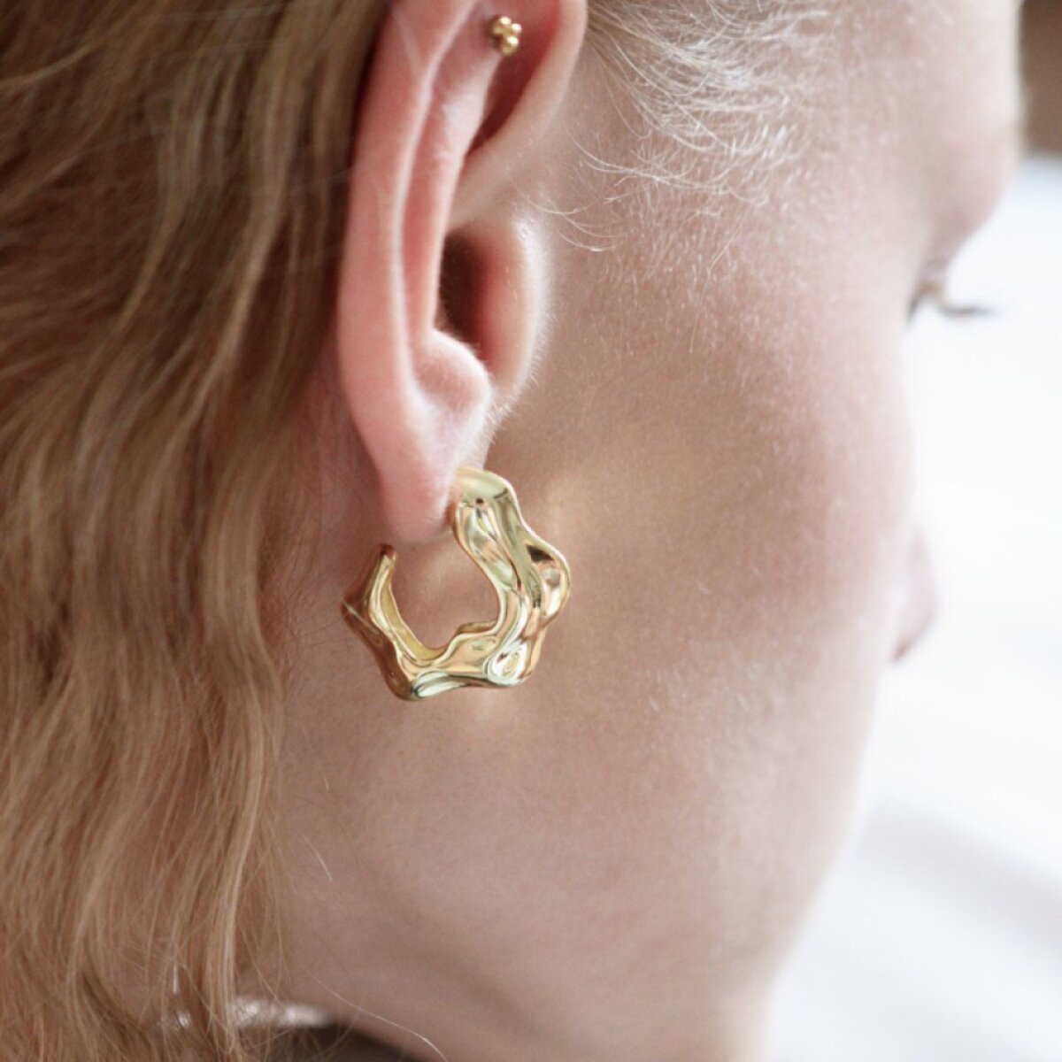 Pozlacené stříbrné náušnice nepravidelné kruhy 61110