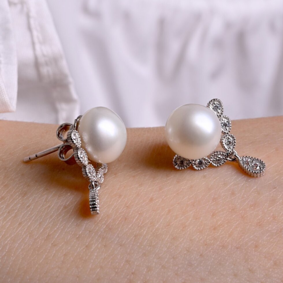 Strieborné ozdobné náušnice s riečnou perlou 21122.1