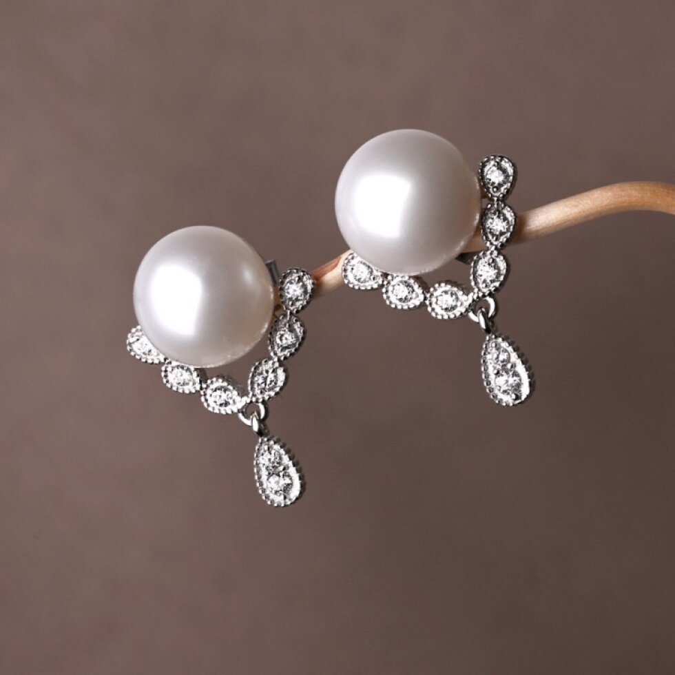 Strieborné ozdobné náušnice s riečnou perlou 21122.1