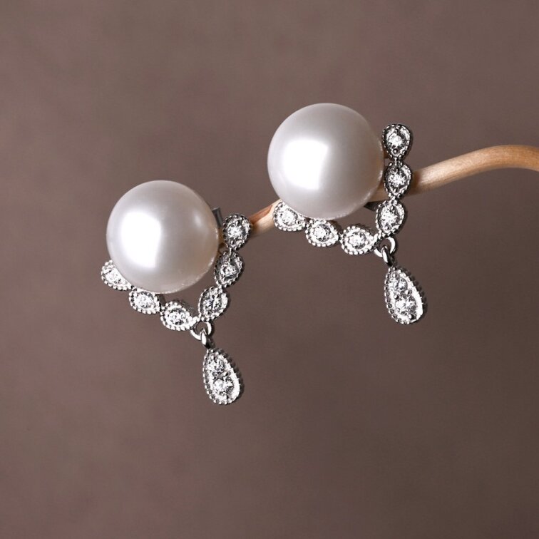 Strieborné ozdobné náušnice s riečnou perlou 21122.1