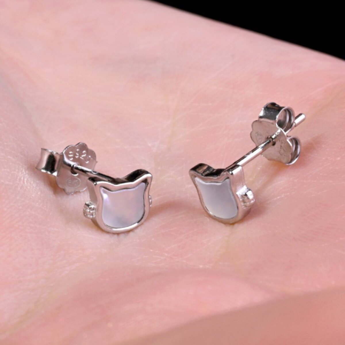 Stříbrné náušnice kočky s perletí 11711.1