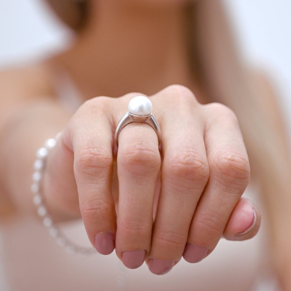 Stříbrný prsten s bílou říční perlou 25001.1