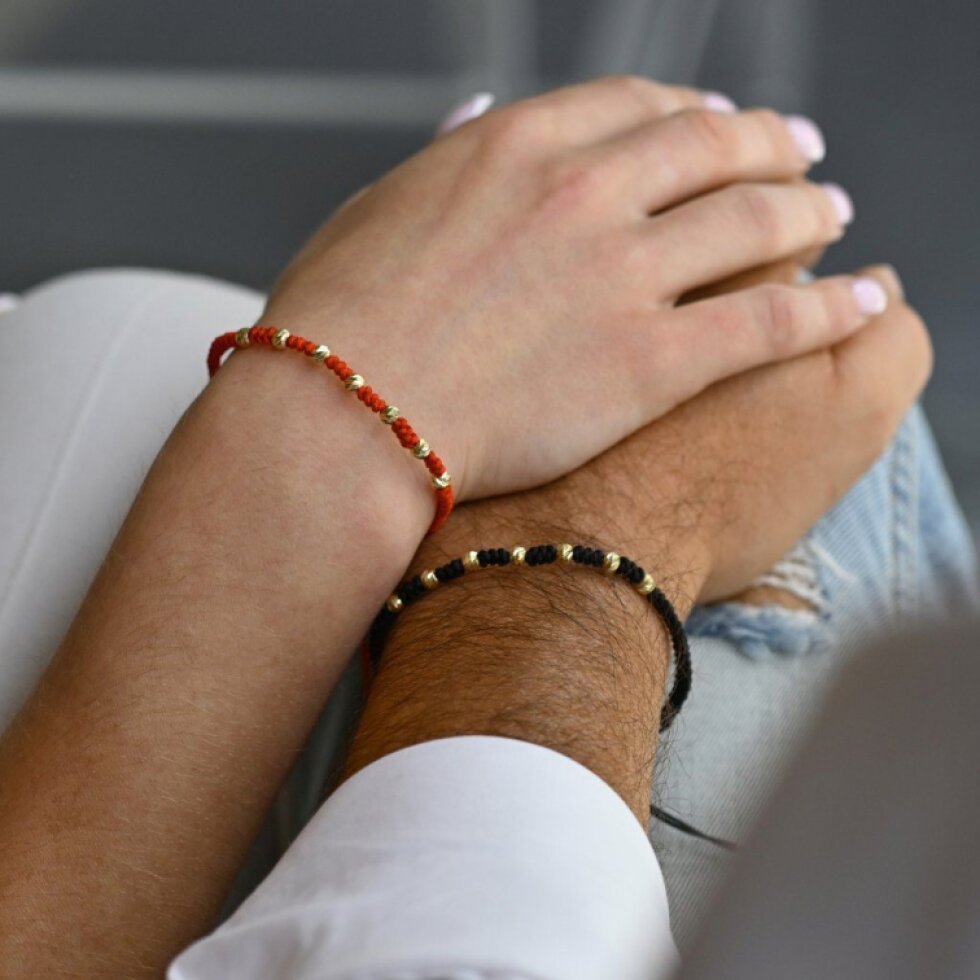 Kabbalah náramok červený so zlatými ozdobnými guličkami 93T00102 red