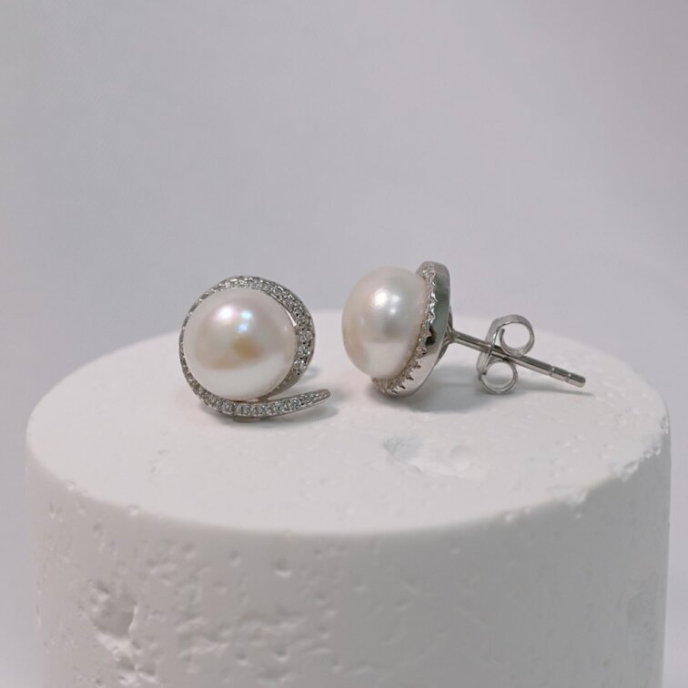 Stříbrné náušnice pecky s bílou říční perlou a zirkony 21116.1