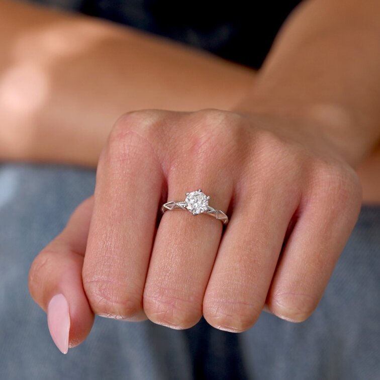 Stříbrný prsten MIA s ornamentem 15M00005 moissanite