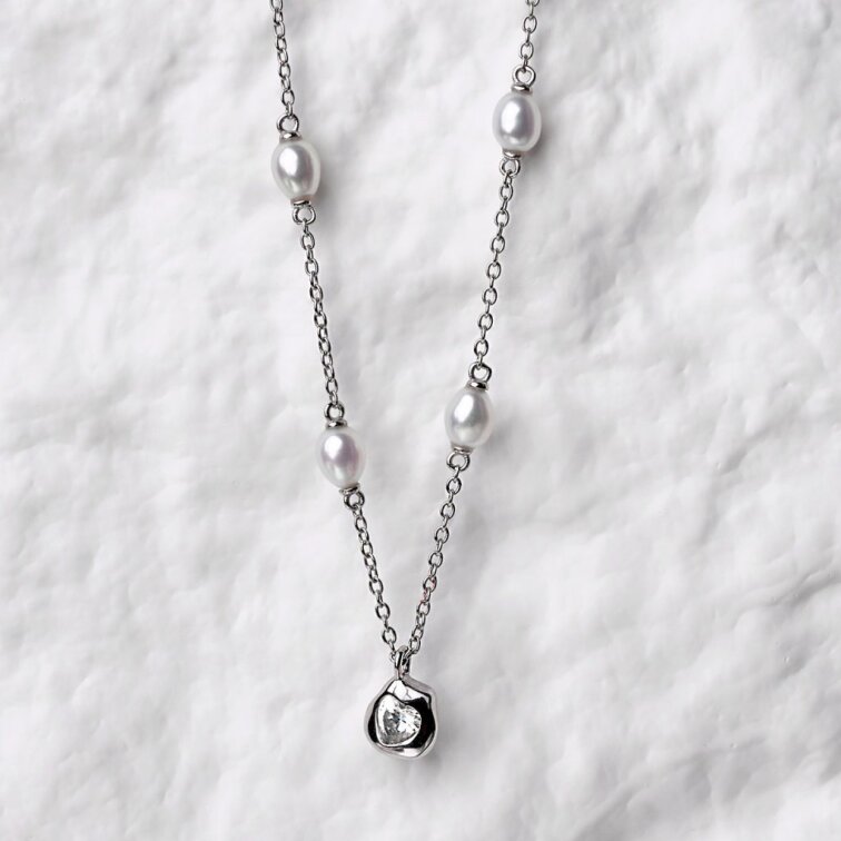 Strieborný náhrdelník s riečnymi perlami a srdiečkom 22058.1