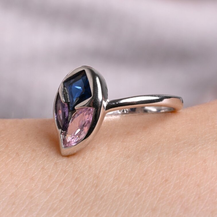 Stříbrný prsten se zirkony 15040.3