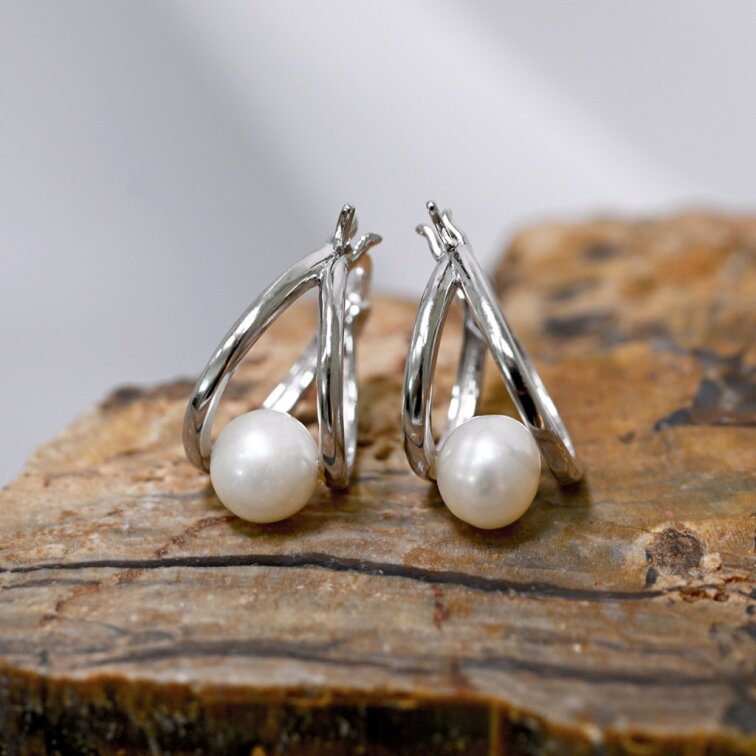 Strieborné náušnice kruhy s bielou riečnou perlou 21130.1