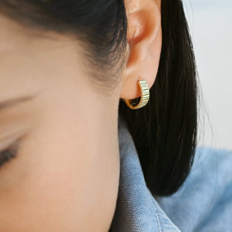 Pozlátené strieborné náušnice kruhy plastický vzor 61089