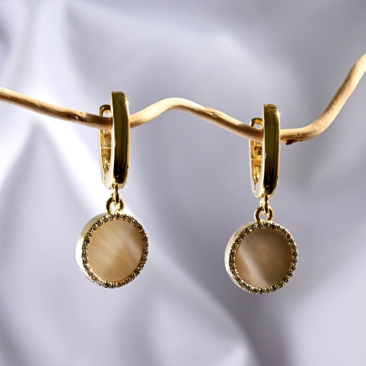 Pozlátené visiace náušnice s bielou perleťou 11734.1