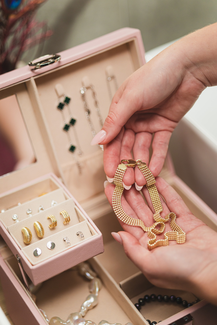 Pozlacené ozdobné náušnice s říční perlou 21122.1