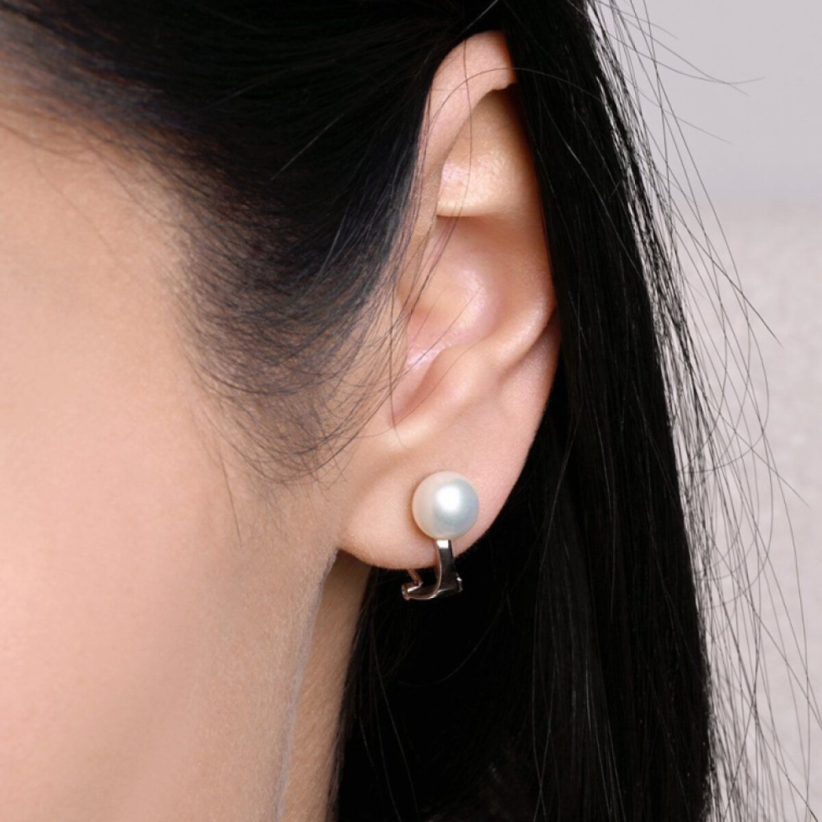 Strieborné náušnice klipsy s riečnou perlou 21081.1