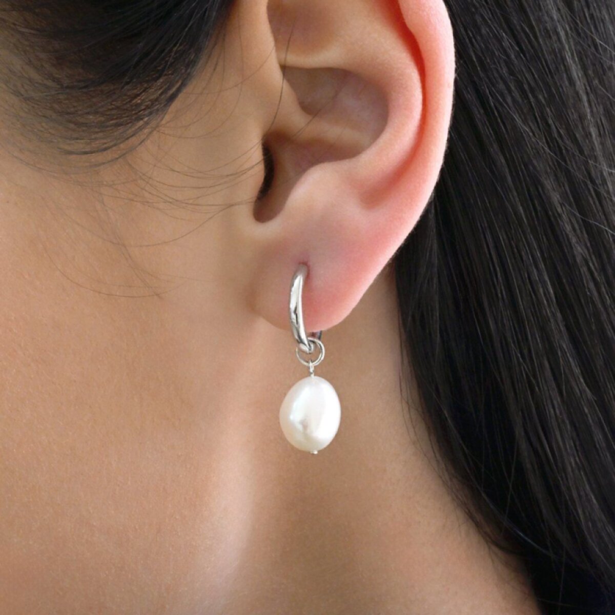 Strieborné náušnice kruhy s visiacou bielou riečnou perlou baroko 21106.1