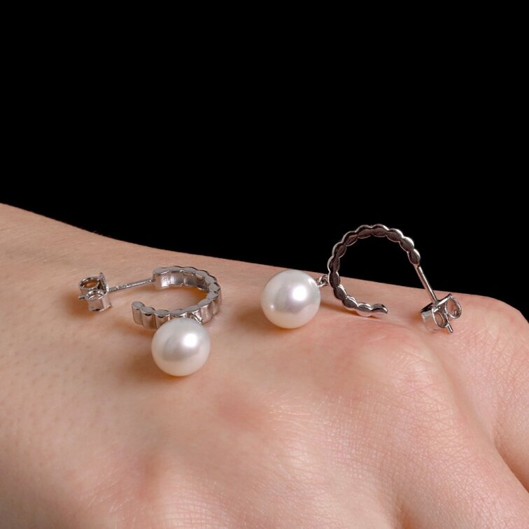 Strieborné náušnice so zavesenou riečnou perlou 21129.1