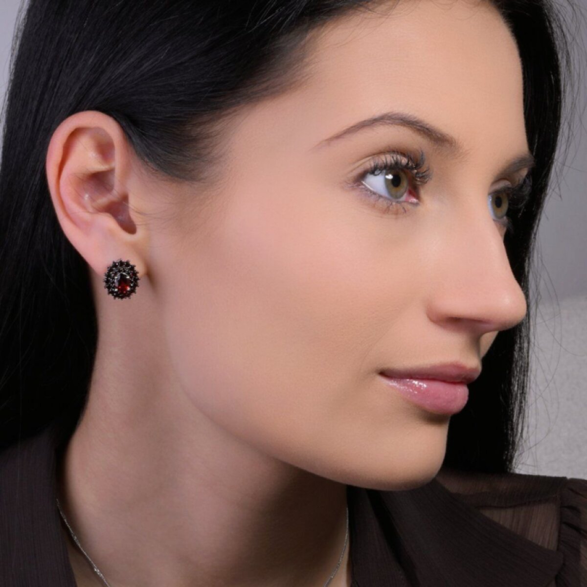 Stříbrné náušnice bohatě osazené granáty 11497.3