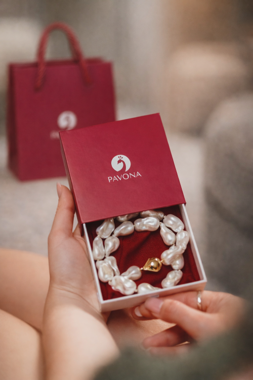 Pozlacené ozdobné náušnice s říční perlou 21122.1