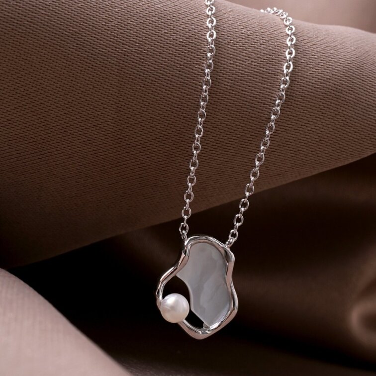 Strieborný náhrdelník nepravidelného tvaru s riečnou perlou 22056.1