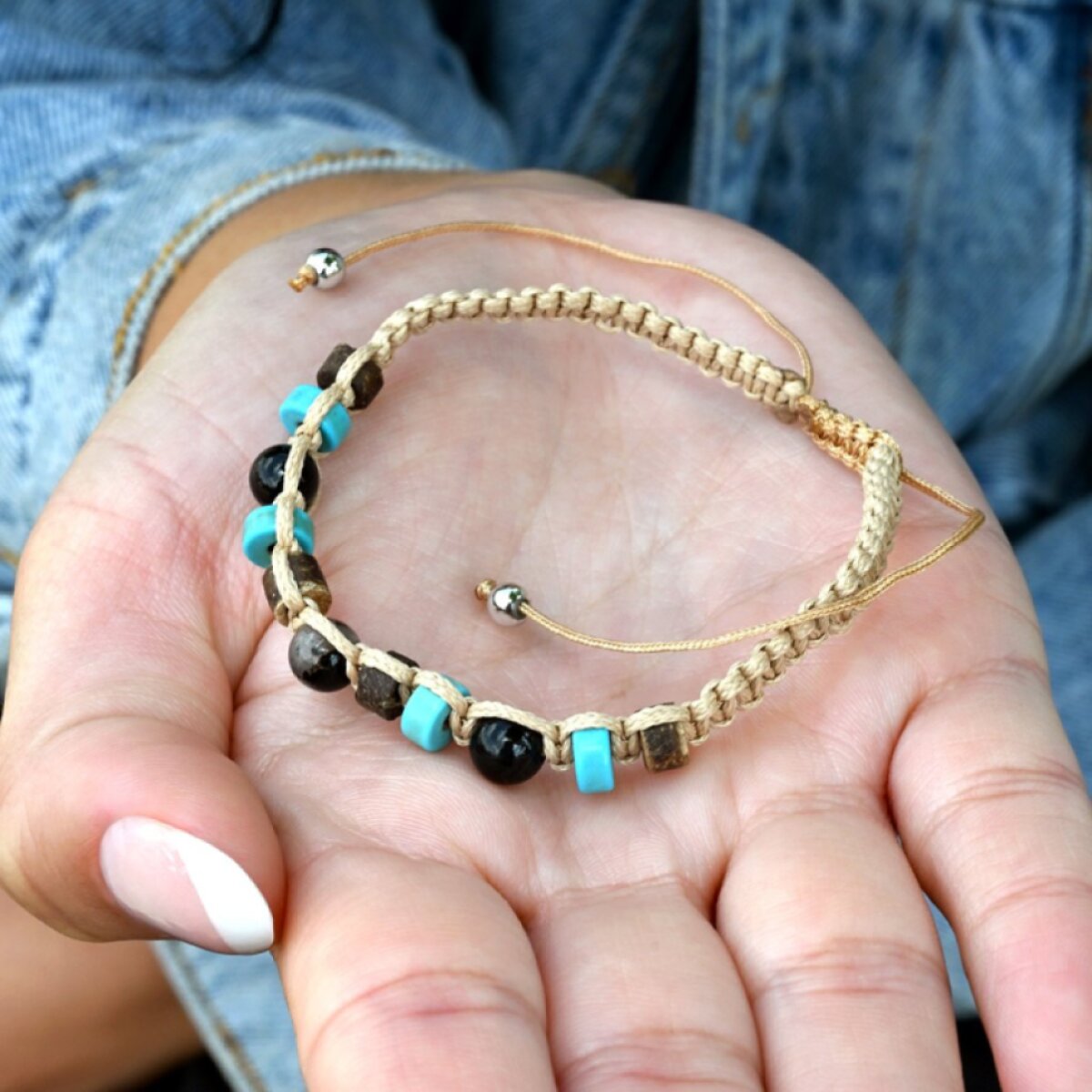 Náramek Shamballa světle hnědý s tyrkysem 43136.3