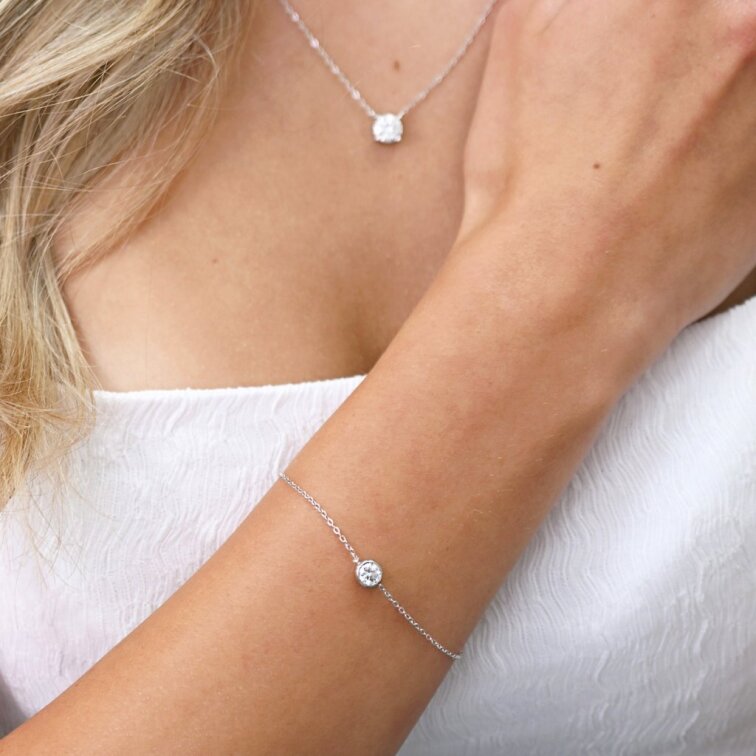 Stříbrný náramek AMELIA 13M00002 moissanite