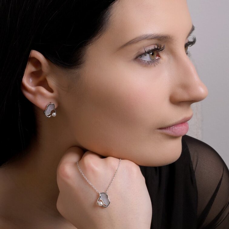 Stříbrné náušnice nepravidelného tvaru s říční perlou 21120.1