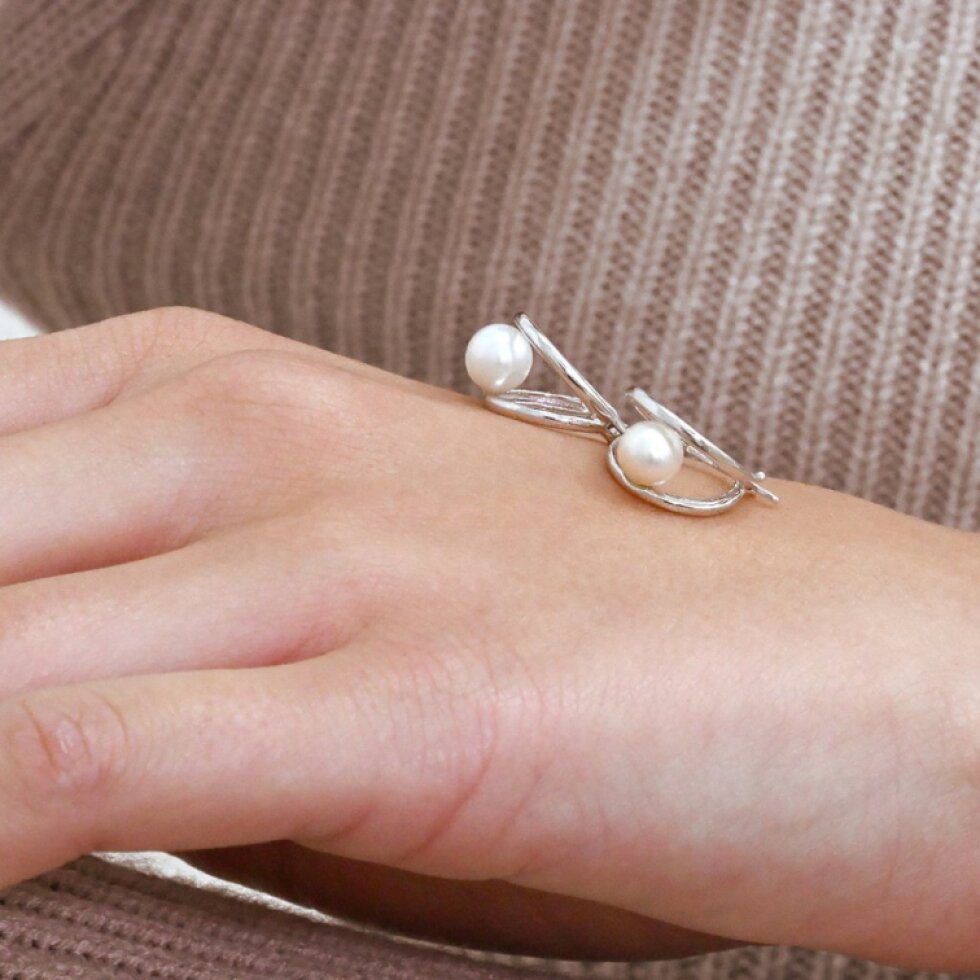 Strieborné náušnice kruhy s bielou riečnou perlou 21130.1