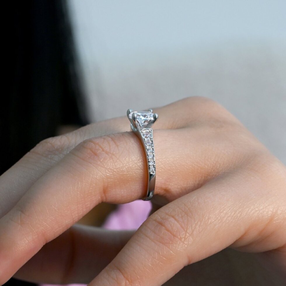 Stříbrný prsten luxusní se zirkony bílý čtverec 15009.1 crystal