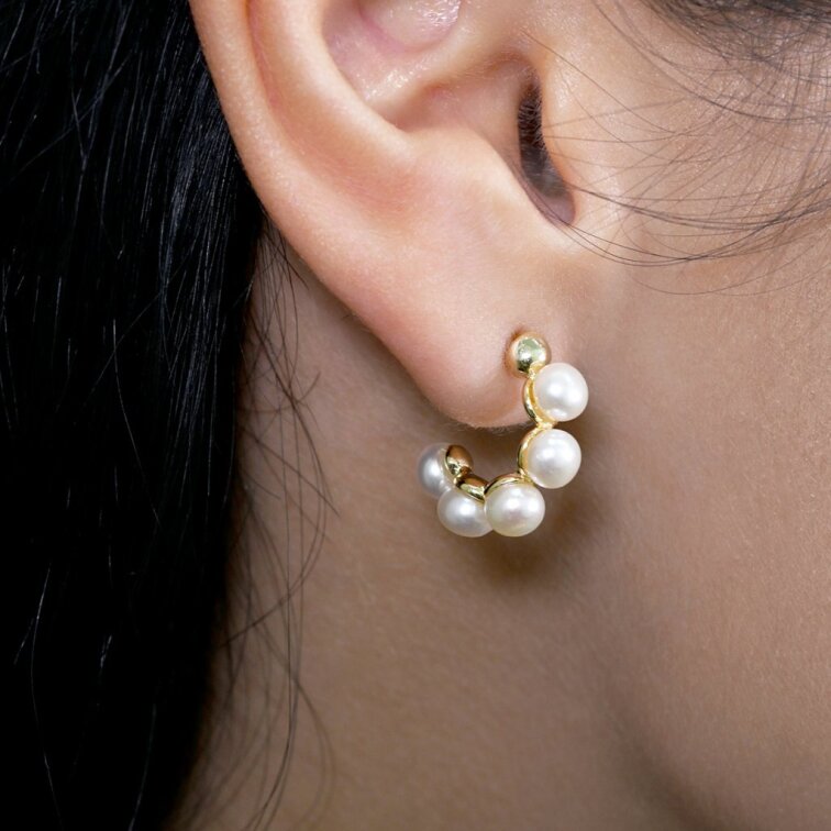 Pozlátené náušnice kruhy s bielymi riečnymi perlami 21131.1