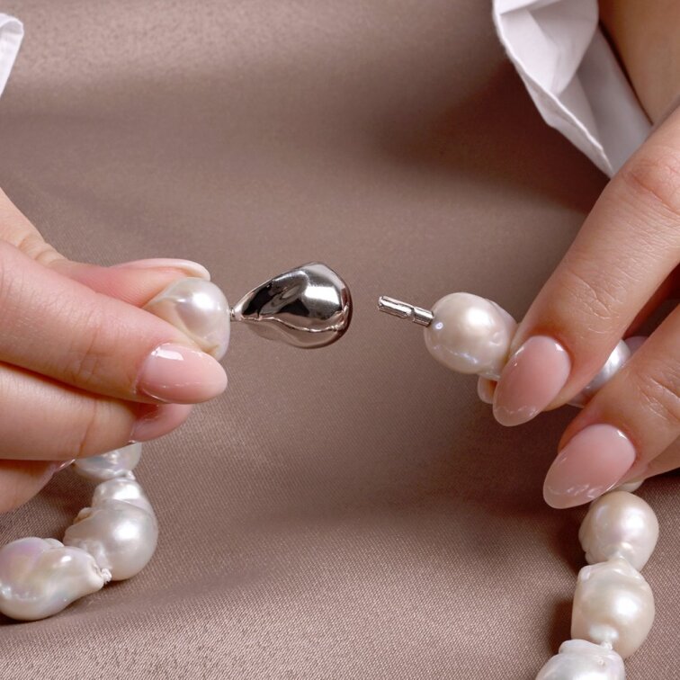 Strieborný perlový náhrdelník baroko 22061.1