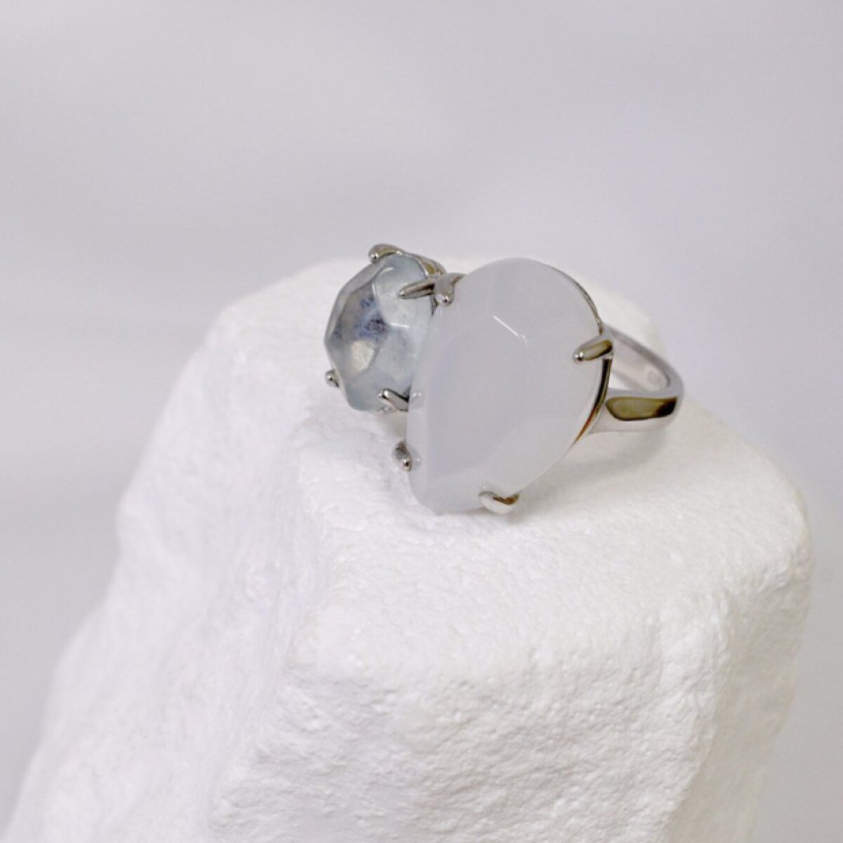 Stříbrný prsten akvamarín a modrý chalcedon 15025.3