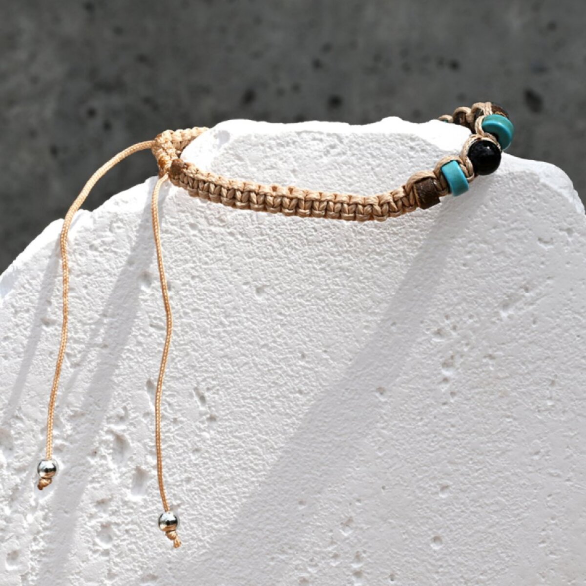 Náramek Shamballa světle hnědý s tyrkysem 43136.3