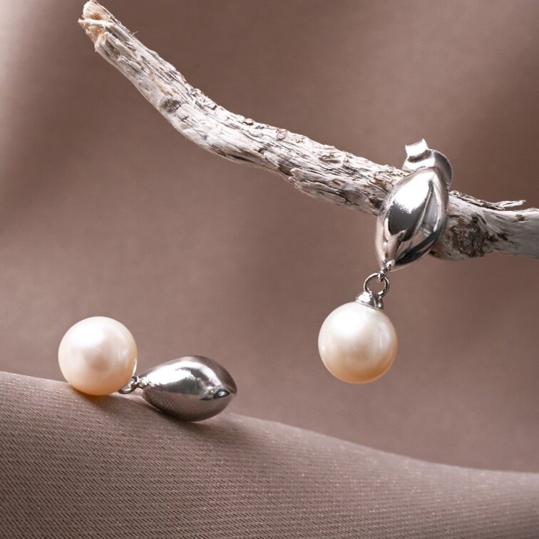 Strieborné náušnice so zavesenou riečnou perlou 21128.1