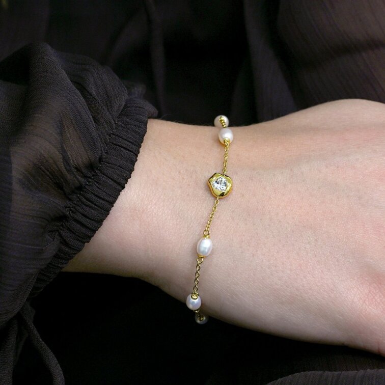 Pozlátený náramok s riečnymi perlami 23032.1
