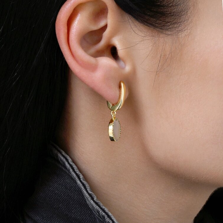 Pozlátené visiace náušnice s bielou perleťou 11734.1