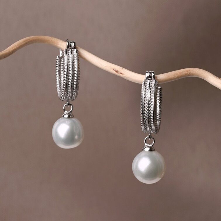 Strieborné náušnice kruhy so zavesenou riečnou perlou 21127.1