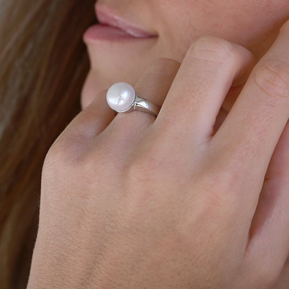 Stříbrný prsten s bílou říční perlou 25001.1