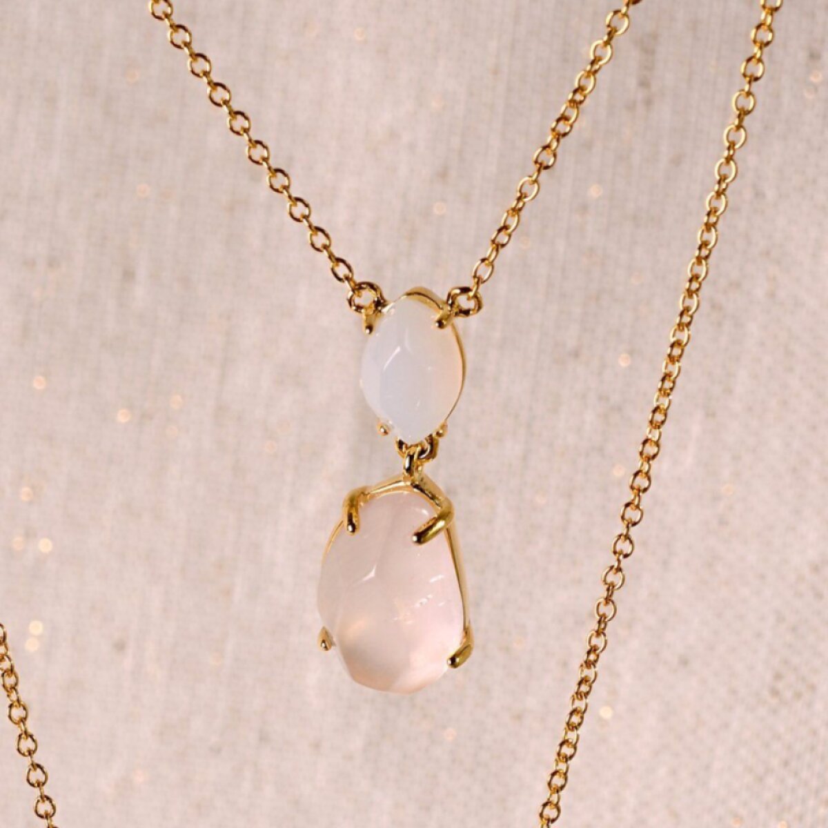 Pozlacený náhrdelník s růženínem a chalcedonem 12161.3