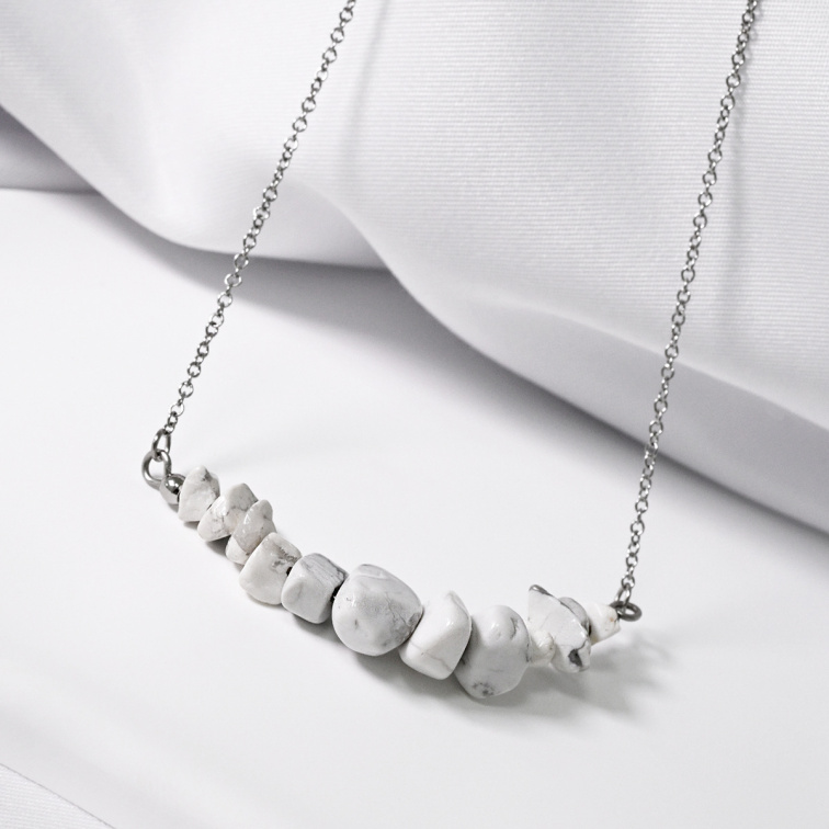 Náhrdelník s kamenem bílý howlit 42037.1 ocel