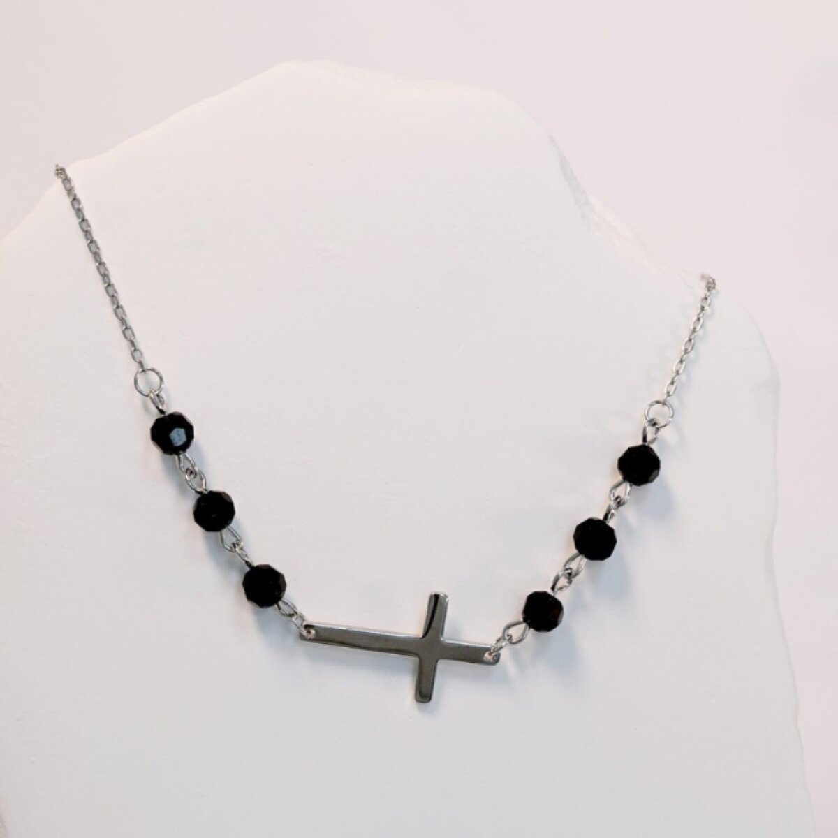 Stříbrný náhrdelník křížek s černými korálky 12119.3