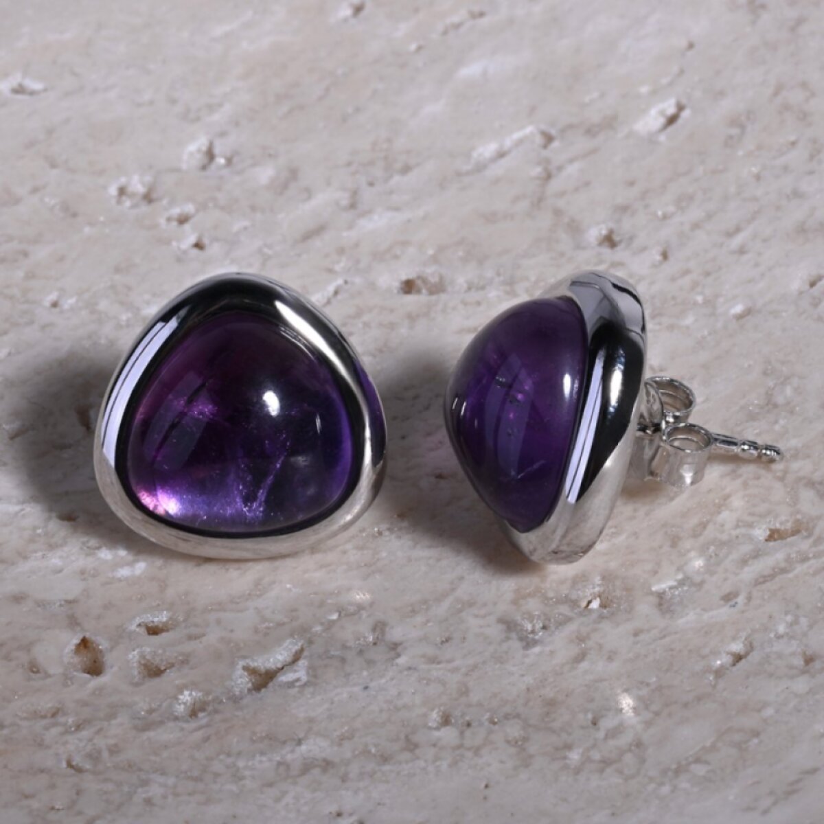 Stříbrné náušnice trojúhelník s ametystem 11728.3